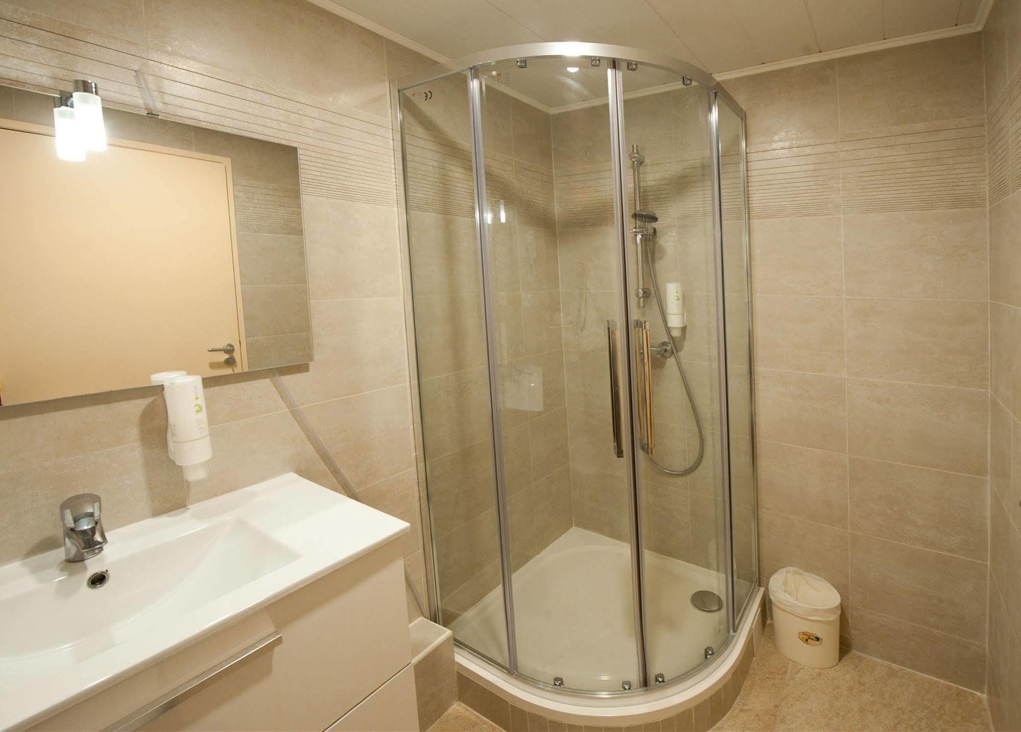 ניי-פלזאנס Milton Hotel מראה חיצוני תמונה